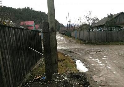 Опора электролинии в Чемале приведена в соответствие с установленными нормами